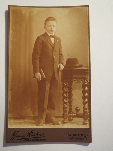 Spandau stehender junge - spandau,