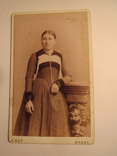 Basel 1890 stehende frau - -,