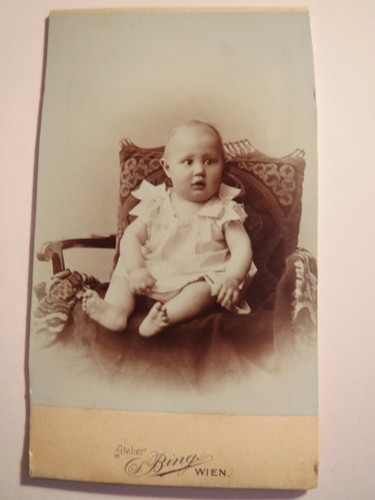 Wien 1905 sitzendes baby - -,
