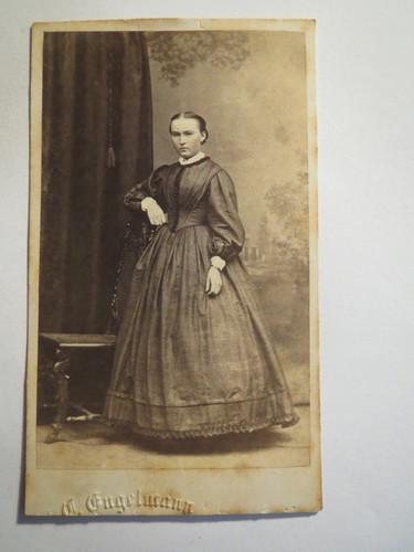 Freiberg stehende junge frau - stehende,