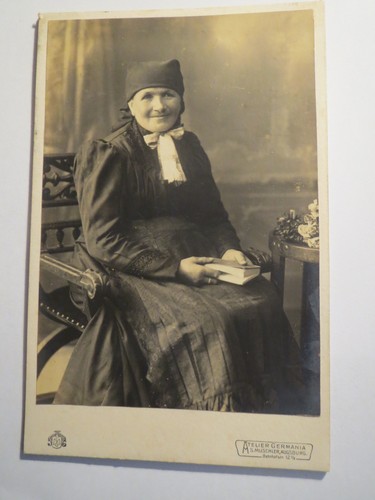 Augsburg sitzende frau - -,