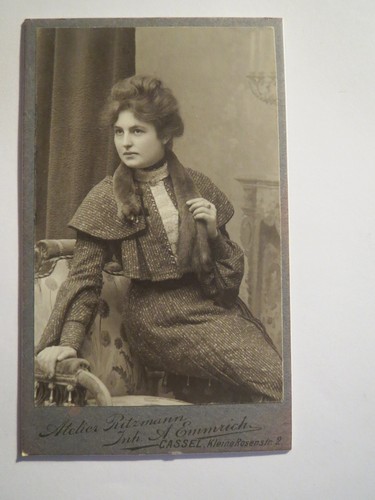 Kassel 1904 sitzende - , junge