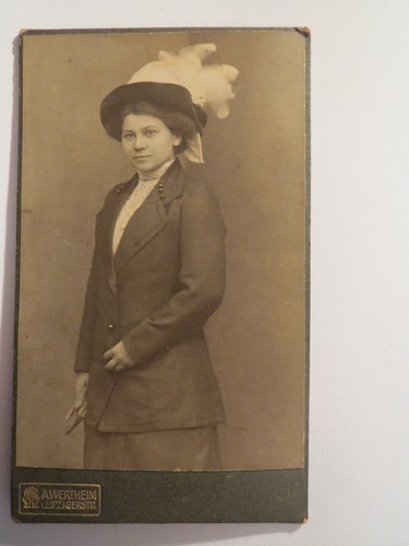 Berlin 1913 stehende frau - 1913,