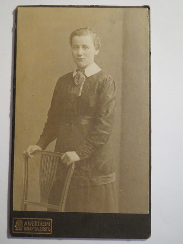 Berlin stehende frau - -,