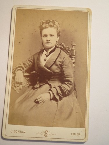 Trier sitzende frau - sitzende, kleid